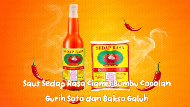 Mangkuk soto ciamis hangat berkaldu gurih dan piring gorengan renyah yang bersanding dengan kemasan saus sedap rasa ciamis produksi PT Surabrajaputra