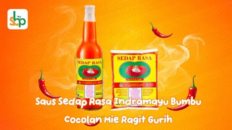 Mangkuk mie ragit hangat berkuah santan yang bersanding dengan kemasan botol saus sedap rasa indramayu karya PT Surabrajaputra