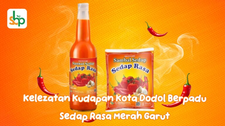 Botol saus Sedap rasa merah garut berdampingan dengan sajian jajanan pedas hangat