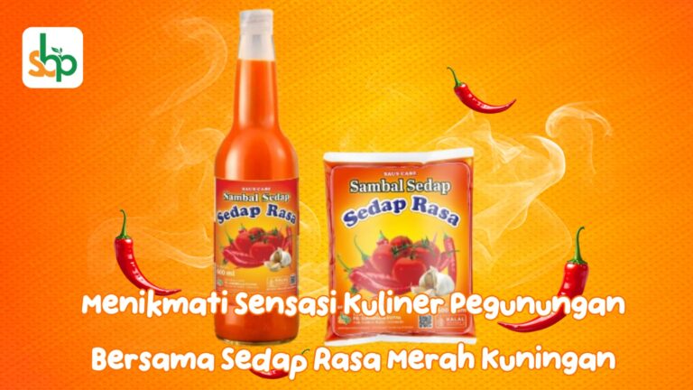 Botol saus Sedap rasa merah kuningan tertata cantik di atas meja kayu berlatar pemandangan alam