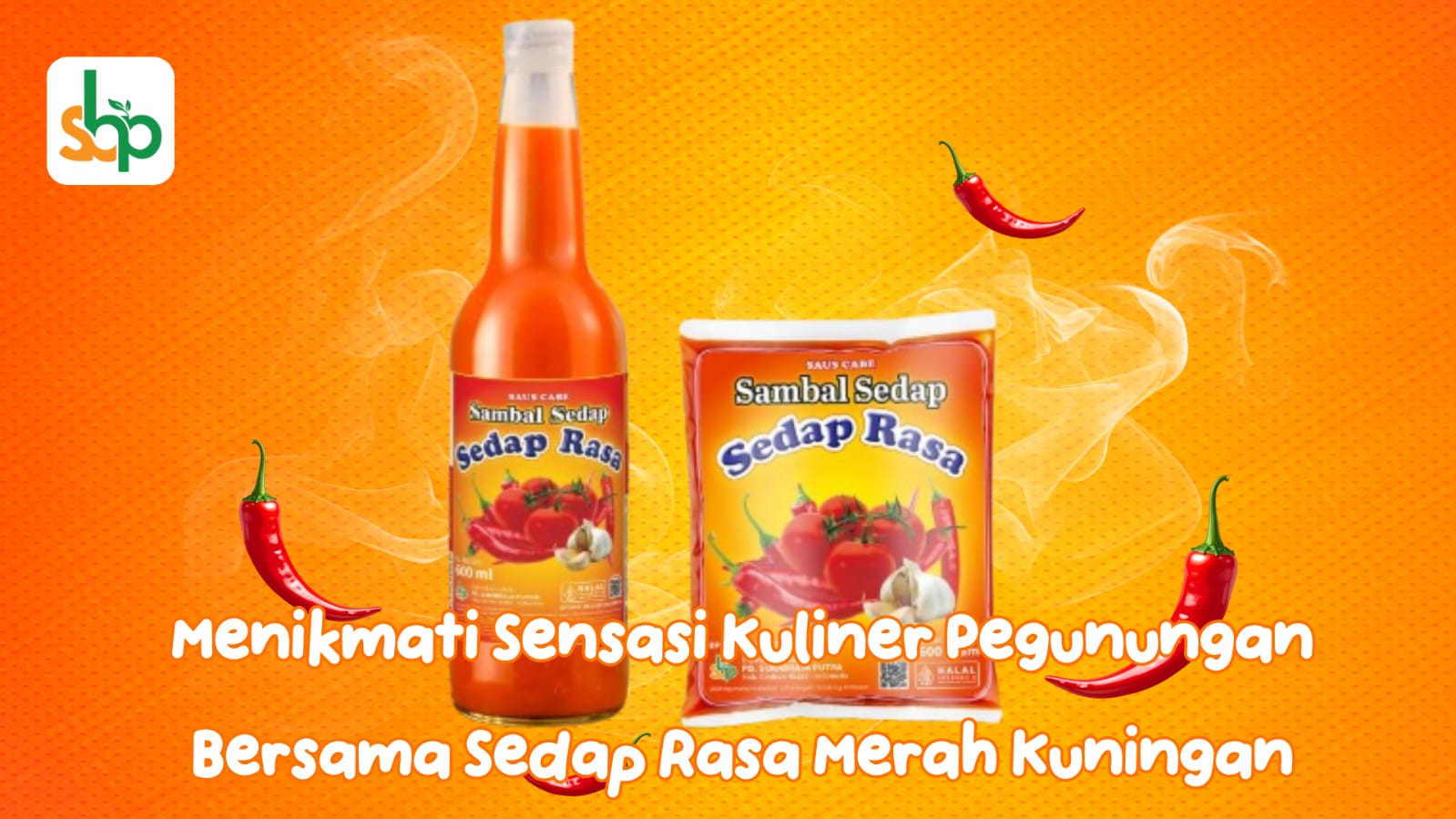 Botol saus Sedap rasa merah kuningan tertata cantik di atas meja kayu berlatar pemandangan alam